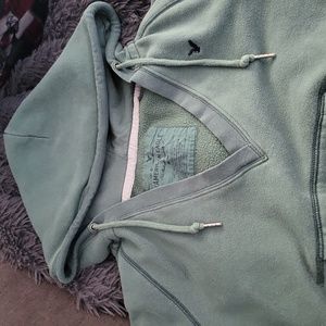 American Eagle pullover